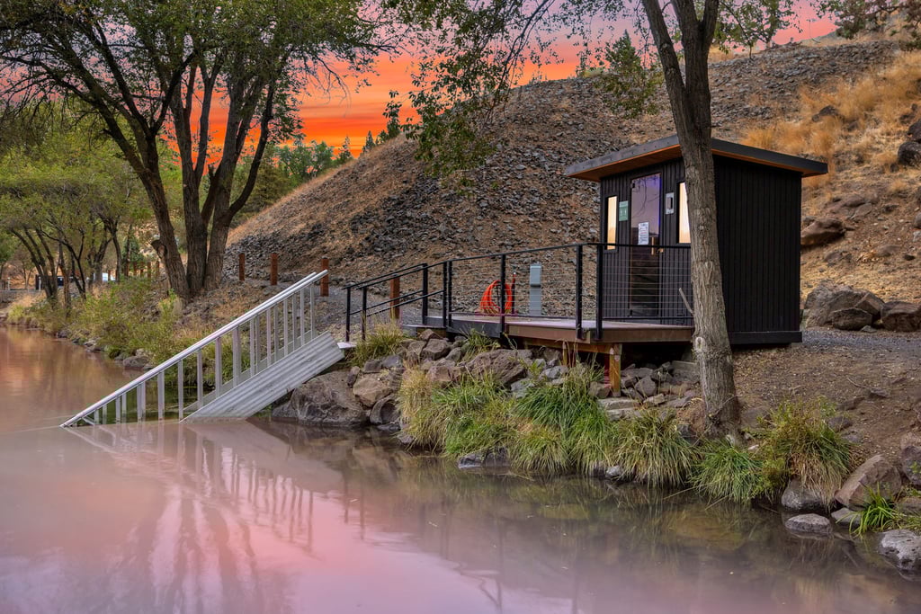 Moonrise at Lake Simtustus Resort