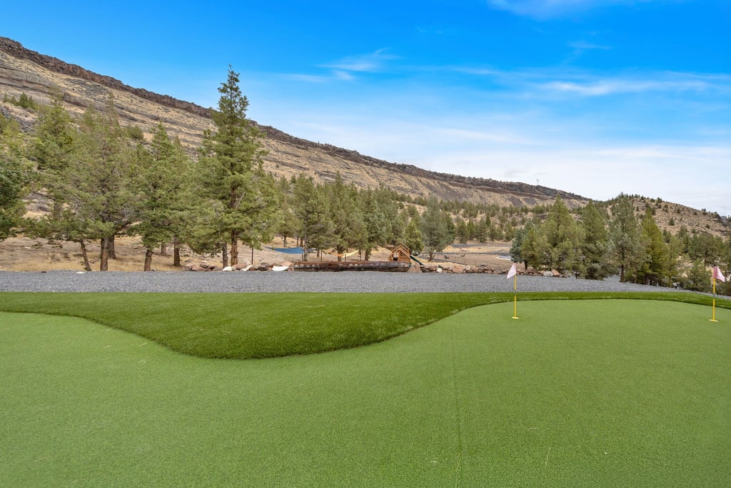 5-Hole Putting Green